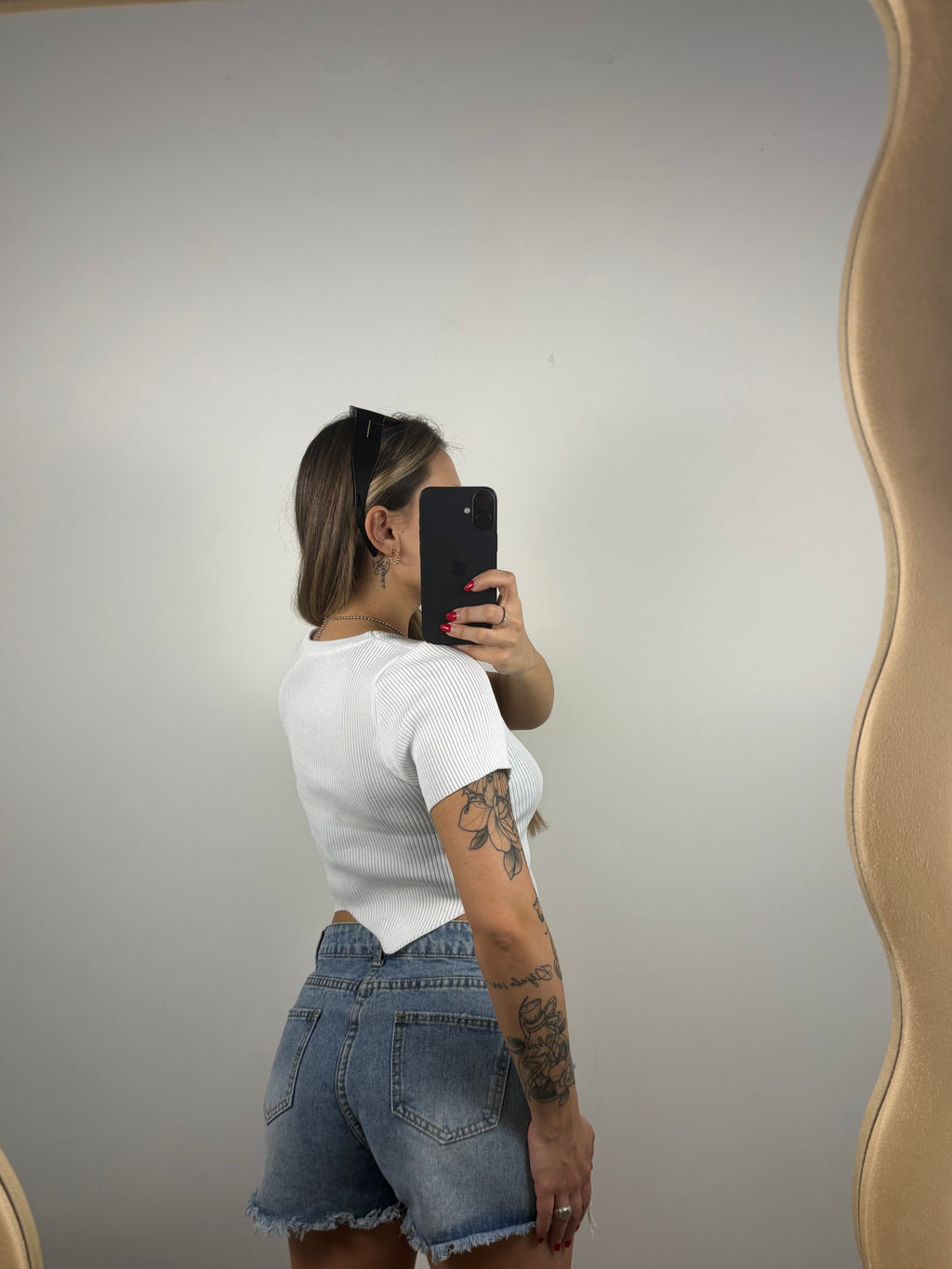 •White shirt•
